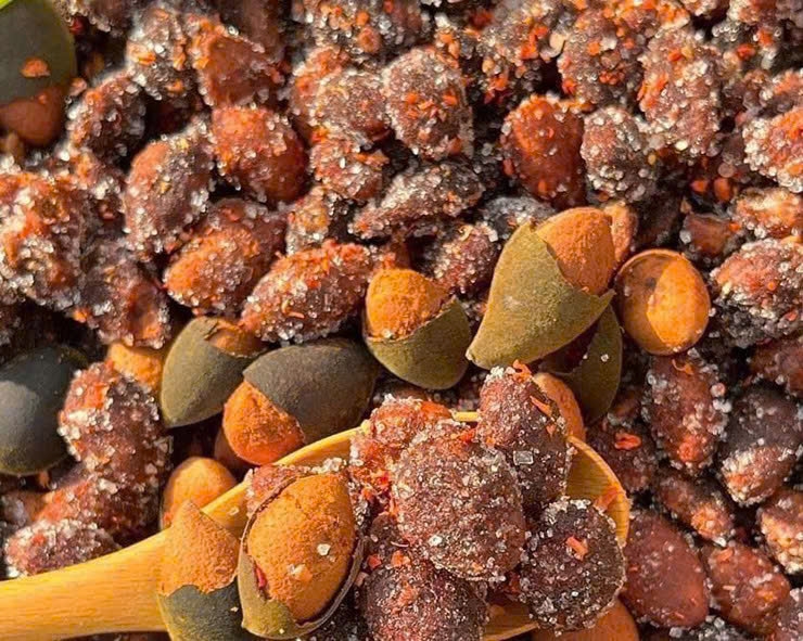 Đến mùa hái "lộc rừng", bóc vỏ ăn cơm vàng chua chua, ngọt ngọt